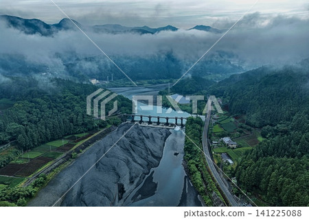 靜岡縣大井川流域一座水壩和籠罩在薄霧中的山谷的空拍照片。 靜岡縣大井川流域一座水壩和籠罩在薄霧中的山谷的空拍照片。 141225088