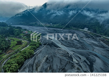 An aerial photograph overlooking the sediment-filled river and mountain village in the upper reaches of the Oi River in Shizuoka Prefecture. An aerial photograph overlooking the sediment-filled river and mountain village in the upper reaches of the Oi River in Shizuoka Prefecture. 141225108