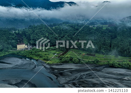 An aerial photograph overlooking the riverbed, tea plantations, and sea of clouds in the Oigawa River basin at dawn. An aerial photograph overlooking the riverbed, tea plantations, and sea of clouds in the Oigawa River basin at dawn. 141225110