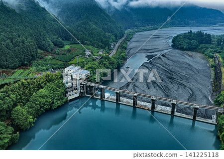 空拍照片顯示了靜岡縣大井河上游的堰壩和河道沙洲。 空拍照片顯示了靜岡縣大井河上游的堰壩和河道沙洲。 141225118