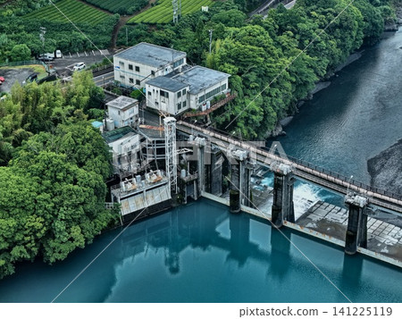 An aerial photograph showing dams and hydroelectric power facilities around Shiozato, Shizuoka Prefecture. An aerial photograph showing dams and hydroelectric power facilities around Shiozato, Shizuoka Prefecture. 141225119