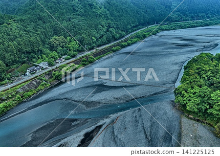 An aerial photograph overlooking the vast gravel riverbed and mountain settlements in the Oi River basin of Shizuoka Prefecture. An aerial photograph overlooking the vast gravel riverbed and mountain settlements in the Oi River basin of Shizuoka Prefecture. 141225125