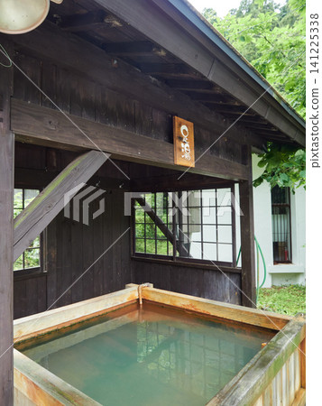 這是平湯溫泉(一個熱門的夏季旅遊景點)的足浴場景。 這是平湯溫泉(一個熱門的夏季旅遊景點)的足浴場景。 141225338