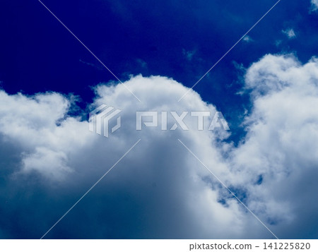 漂浮在天空中的雲彩 漂浮在天空中的雲彩 141225820