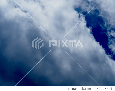漂浮在天空中的雲彩 141225821