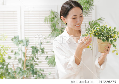 拿著葉子植物的婦女 拿著葉子植物的婦女 141226275
