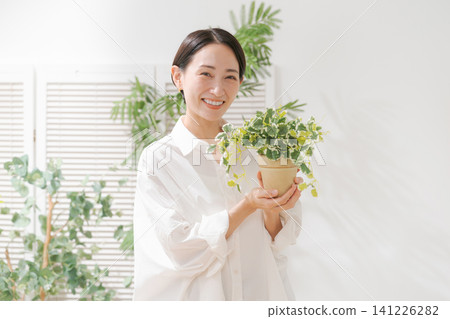 拿著葉子植物的婦女 拿著葉子植物的婦女 141226282