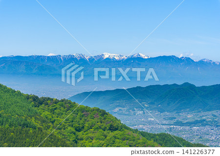從牛奧峠附近可以俯瞰甲府盆地和南阿爾卑斯山的全景,周圍綠樹環繞。 從牛奧峠附近可以俯瞰甲府盆地和南阿爾卑斯山的全景,周圍綠樹環繞。 141226377