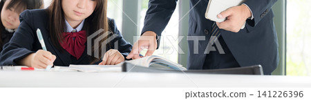 橫幅圖片展示了一位老師在補習班或學校教室裡進行一對一輔導,以及一位正在學習的中學生或高中生。 (圖片中老師的臉部未顯示) 橫幅圖片展示了一位老師在補習班或學校教室裡進行一對一輔導,以及一位正在學習的中學生或高中生。 (圖片中老師的臉部未顯示) 141226396
