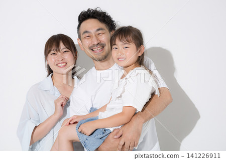 一家人在白色背景前笑容燦爛——幸福的家庭生活和健康的生活方式,穿著短袖,拍攝夏季度假照,直視鏡頭。 一家人在白色背景前笑容燦爛——幸福的家庭生活和健康的生活方式,穿著短袖,拍攝夏季度假照,直視鏡頭。 141226911