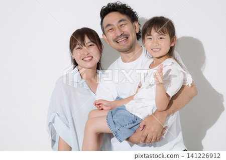 一家人在白色背景前笑容燦爛——幸福的家庭生活和健康的生活方式,穿著短袖,拍攝夏季度假照,直視鏡頭。 一家人在白色背景前笑容燦爛——幸福的家庭生活和健康的生活方式,穿著短袖,拍攝夏季度假照,直視鏡頭。 141226912
