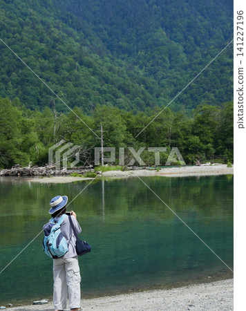 遊客們正在欣賞上高地(熱門夏季旅遊景點)的美景。 遊客們正在欣賞上高地(熱門夏季旅遊景點)的美景。 141227196