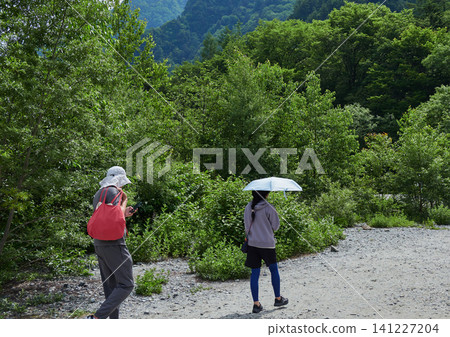 遊客們正在欣賞上高地(熱門夏季旅遊景點)的美景。 遊客們正在欣賞上高地(熱門夏季旅遊景點)的美景。 141227204