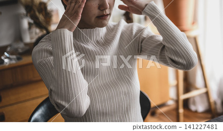 女商人困擾著抱著他的頭 141227481