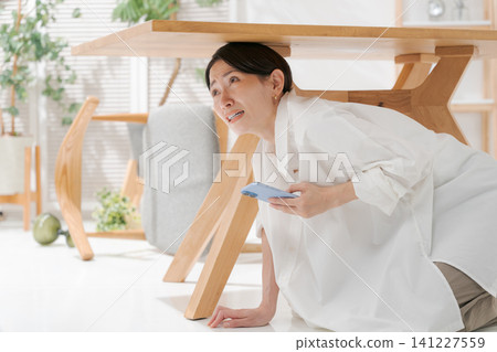 女人躲在桌子底下 141227559