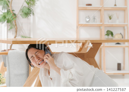 女人躲在桌子底下 女人躲在桌子底下 141227587