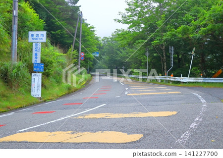 高野龍神天際線上的道路標誌和彎道 高野龍神天際線上的道路標誌和彎道 141227700