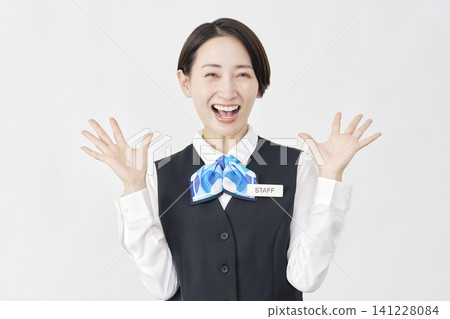 一位面帶驚訝笑容的女員工（接待員/銀行職員）站在白色背景上。 141228084