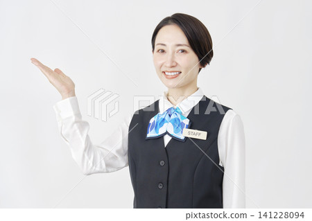 女員工（接待員/銀行職員）用手指向左邊；白色背景。 141228094
