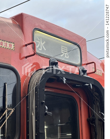 穿越冬季的立山山脈,搭乘JR冰見線的復古列車。 穿越冬季的立山山脈,搭乘JR冰見線的復古列車。 141228747