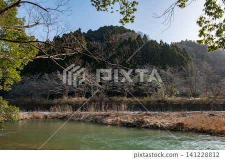 鳥取縣鳥取市河原町,鱺田川和柳瀨山,毗鄰梅沼神社,位於鳥取縣鳥取市河原町。 鳥取縣鳥取市河原町,鱺田川和柳瀨山,毗鄰梅沼神社,位於鳥取縣鳥取市河原町。 141228812