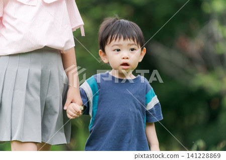 孩子們手牽手走著 孩子們手牽手走著 141228869