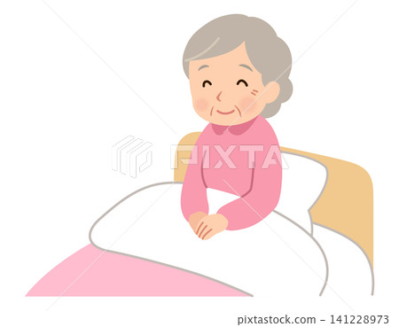 一位老婦人坐在床上微笑。 一位老婦人坐在床上微笑。 141228973