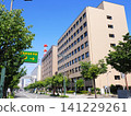 A view of the Aomori Joint Government Building and the sign at the entrance to the Aomori Prefectural Parking Lot. 141229261