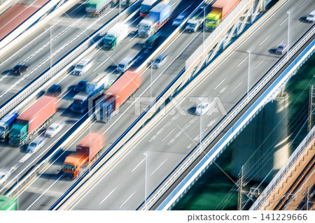 高速公路上的一群汽車 141229666