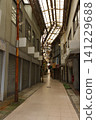 A quiet shopping arcade scene in Gifu's textile wholesale district, exuding a Showa-era retro atmosphere. 141229688