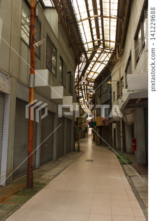 A quiet shopping arcade scene in Gifu's textile wholesale district, exuding a Showa-era retro atmosphere. 141229688