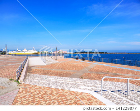 從青森縣青森市的葵海公園眺望青森港客運碼頭大樓,可以看到八甲田丸渡輪和青森港客運碼頭大樓。 從青森縣青森市的葵海公園眺望青森港客運碼頭大樓,可以看到八甲田丸渡輪和青森港客運碼頭大樓。 141229877