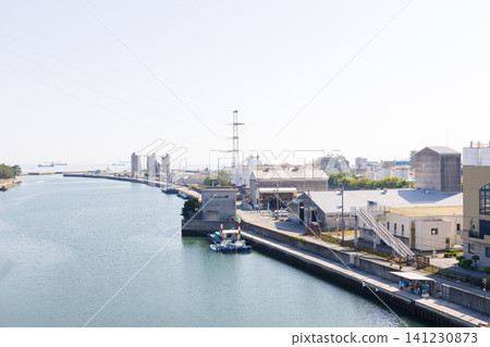 從高砂橋眺望加古川河和工業區 從高砂橋眺望加古川河和工業區 141230873