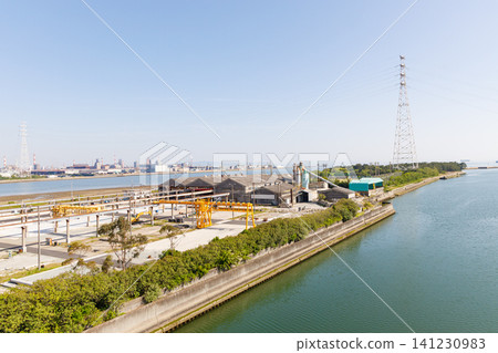 從高砂橋眺望加古川河和工業區 從高砂橋眺望加古川河和工業區 141230983