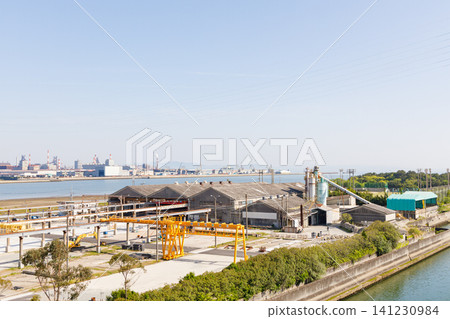 從高砂橋眺望加古川河和工業區 從高砂橋眺望加古川河和工業區 141230984
