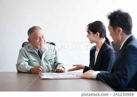 Business professionals who make proposals to management Business professionals who make proposals to management 141230989