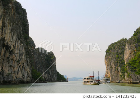 Ha Long Bay, Vietnam's most scenic spot Ha Long Bay, Vietnam's most scenic spot 141232423