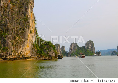 Ha Long Bay, Vietnam's most scenic spot Ha Long Bay, Vietnam's most scenic spot 141232425