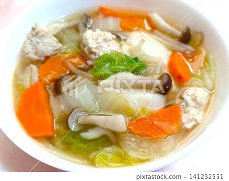 自製雞肉丸湯,配料豐富 自製雞肉丸湯,配料豐富 141232551