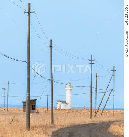 春天時分,沿著這條路可以看到北海道別海町野付半島上的野付岬燈塔。 春天時分,沿著這條路可以看到北海道別海町野付半島上的野付岬燈塔。 141232555