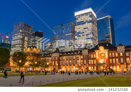 東京站丸之內車站大廈和摩天大樓夜視圖 東京站丸之內車站大廈和摩天大樓夜視圖 141232580