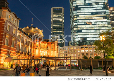 東京站丸之內車站大廈和摩天大樓夜視圖 東京站丸之內車站大廈和摩天大樓夜視圖 141232586