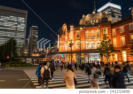 東京站丸之內車站大廈和摩天大樓夜視圖 東京站丸之內車站大廈和摩天大樓夜視圖 141232600