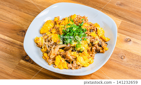 麻婆蛋:中式炒蛋,配上肉末和蟹味菇。 麻婆蛋:中式炒蛋,配上肉末和蟹味菇。 141232659