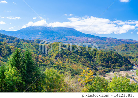 [Autumn foliage image] Mount Ontake shrouded in clouds, as seen from Kyuzo Pass in Kaida Plateau in autumn [Nagano Prefecture] 141233933