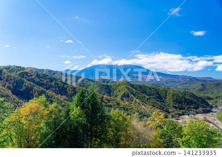 [Autumn foliage image] Mount Ontake shrouded in clouds, as seen from Kyuzo Pass in Kaida Plateau in autumn [Nagano Prefecture] 141233935