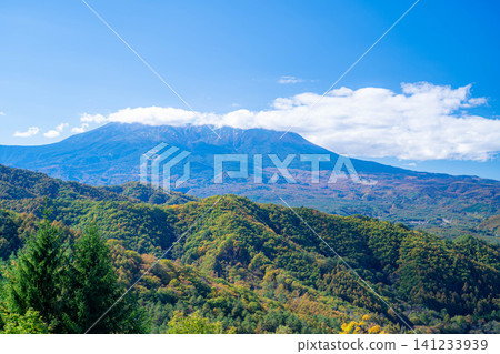 【秋葉美景】從甲斐田高原久藏峠眺望,禦嶽山籠罩在雲霧之中【長野縣】 【秋葉美景】從甲斐田高原久藏峠眺望,禦嶽山籠罩在雲霧之中【長野縣】 141233939
