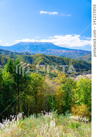 [Autumn foliage image] Mount Ontake shrouded in clouds, as seen from Kyuzo Pass in Kaida Plateau in autumn [Nagano Prefecture] 141233958