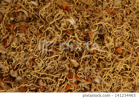 一張炒麵配醬汁的特寫照片。 （日式麵條，炒麵） 141234463