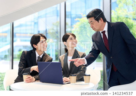 在辦公室開會的商務人士 141234537